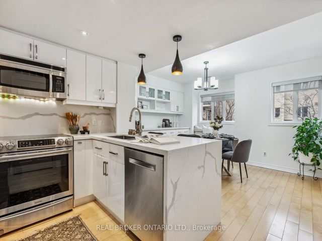 36 - 208 Niagara St