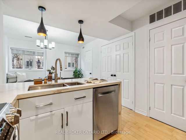 36 - 208 Niagara St