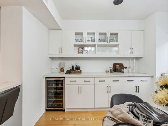 36 - 208 Niagara St