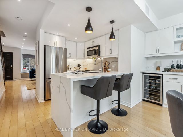 36 - 208 Niagara St