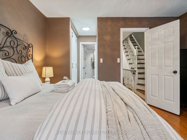 36 - 208 Niagara St