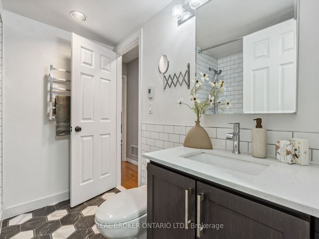 36 - 208 Niagara St