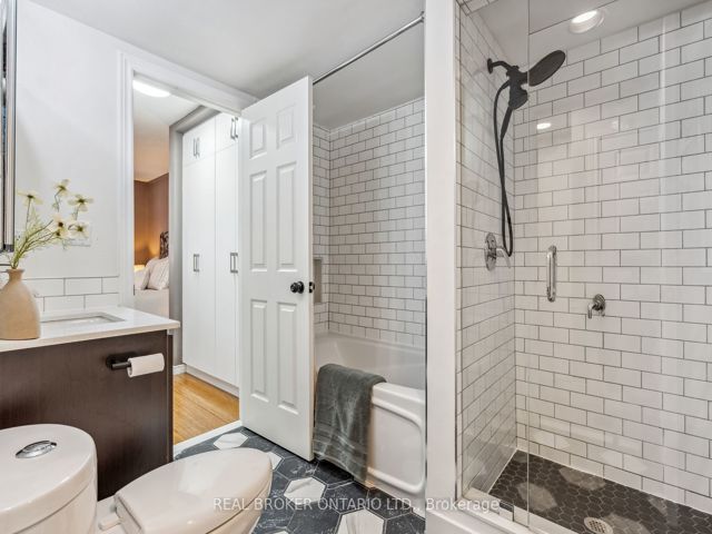 36 - 208 Niagara St
