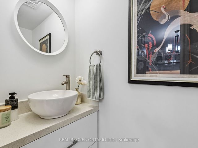 36 - 208 Niagara St