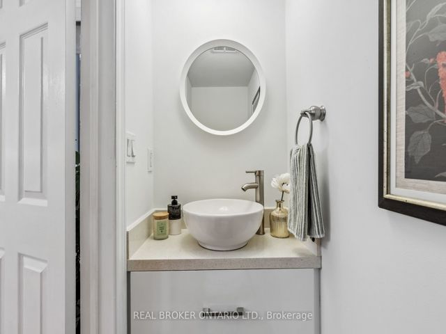36 - 208 Niagara St