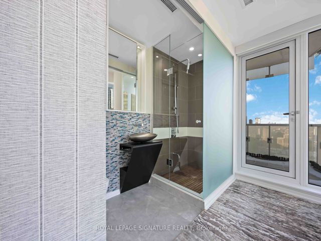 2612 - 197 Yonge St