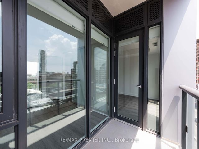 702 - 158 Front St E