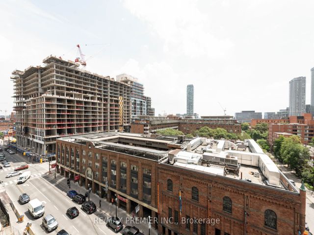 702 - 158 Front St E