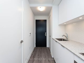 702 - 158 Front St E