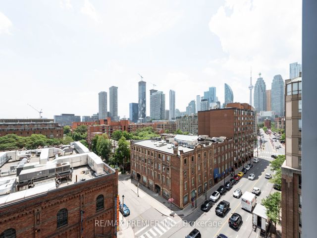 702 - 158 Front St E