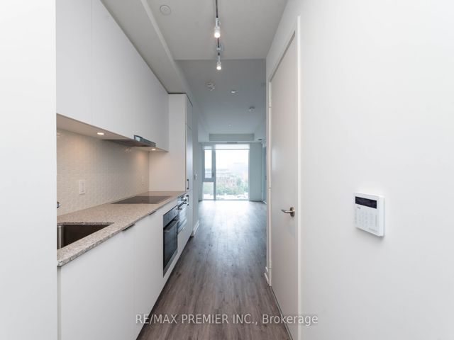 702 - 158 Front St E