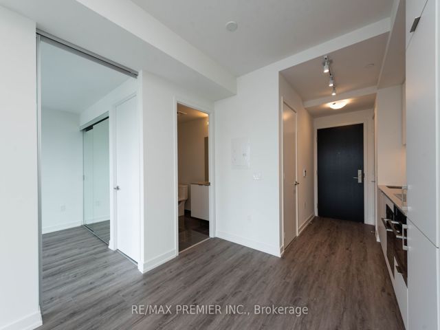 702 - 158 Front St E