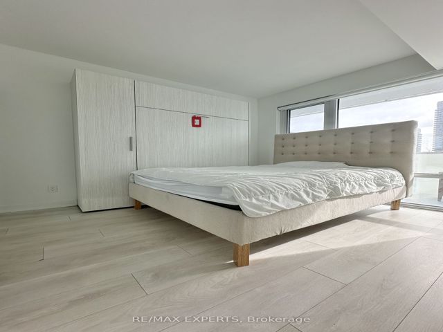 1310 - 501 Yonge St