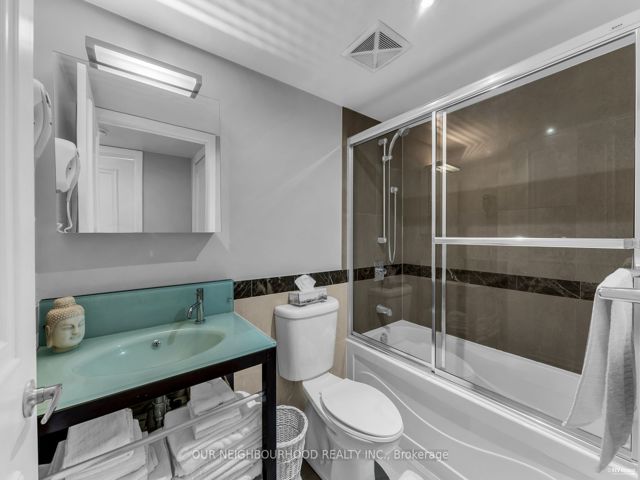220 - 650 Sheppard Ave E