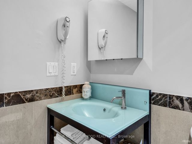 220 - 650 Sheppard Ave E