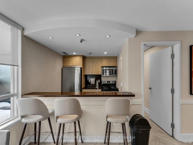 220 - 650 Sheppard Ave E
