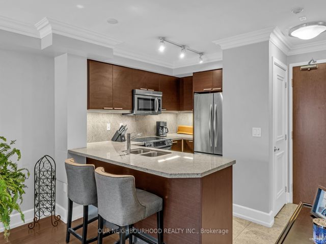 220 - 650 Sheppard Ave E