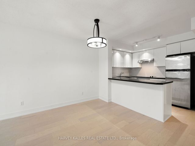 1412 - 140 Simcoe St