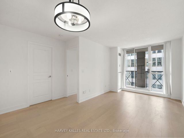 1412 - 140 Simcoe St