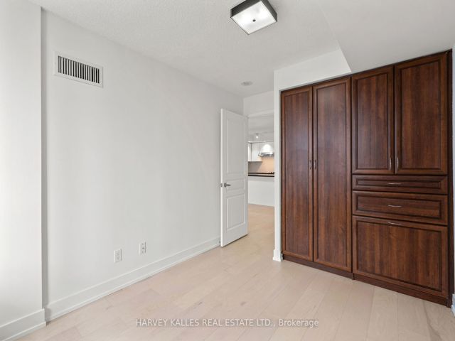 1412 - 140 Simcoe St