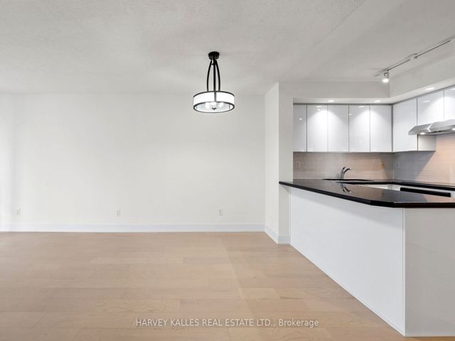 1412 - 140 Simcoe St