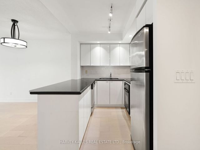 1412 - 140 Simcoe St