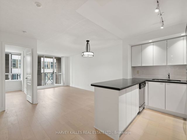 1412 - 140 Simcoe St