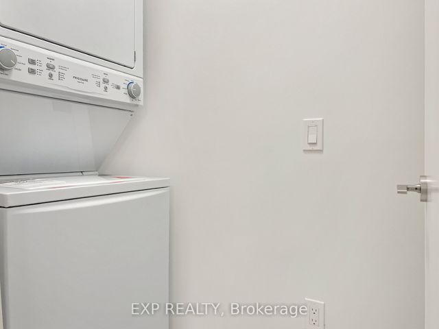 407 - 158 Front St E