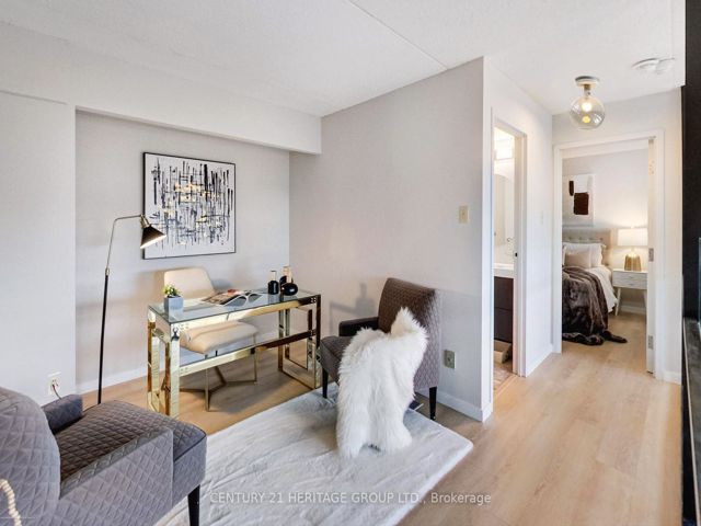 404 - 393 King St E