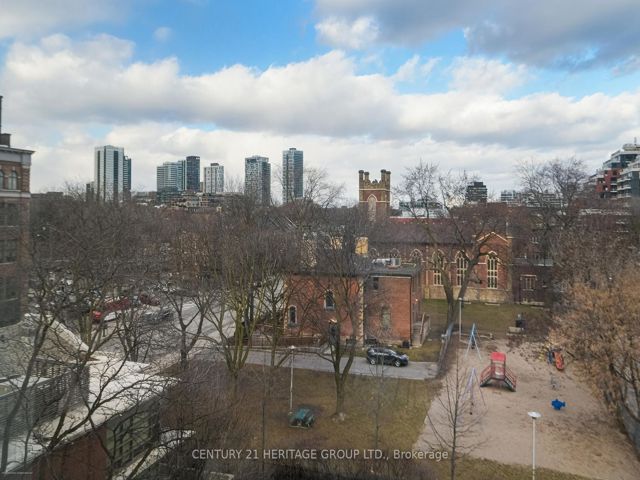 404 - 393 King St E
