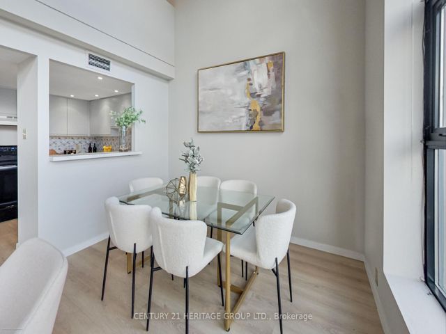 404 - 393 King St E