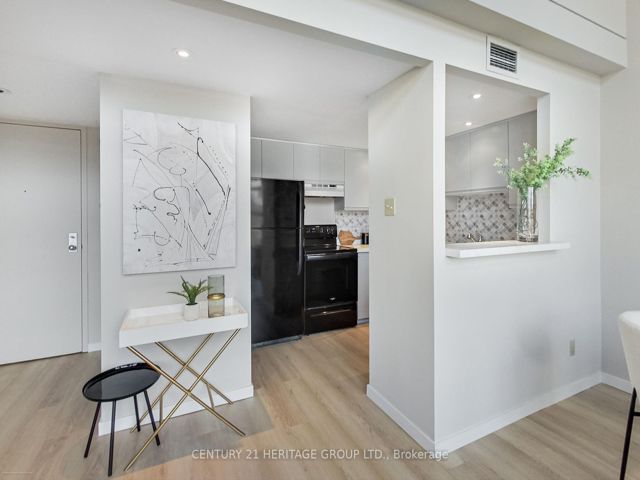 404 - 393 King St E