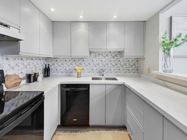 404 - 393 King St E
