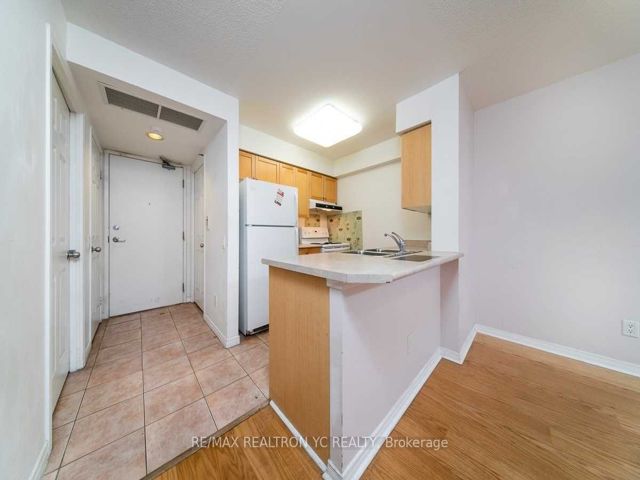 212 - 155 Beecroft Rd