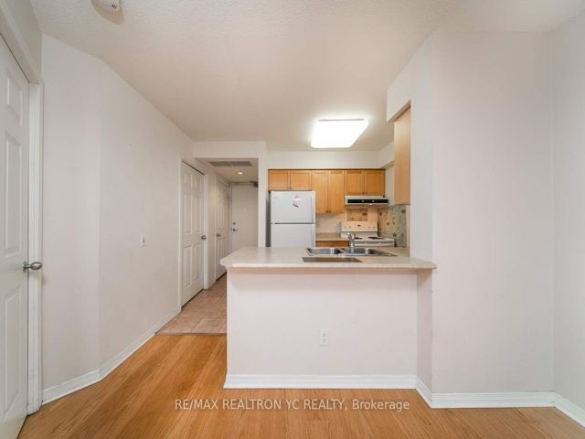 212 - 155 Beecroft Rd