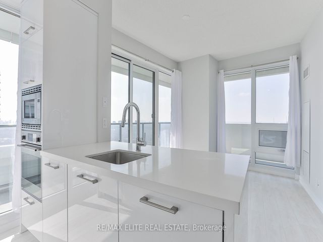 2608 - 2221 Yonge St