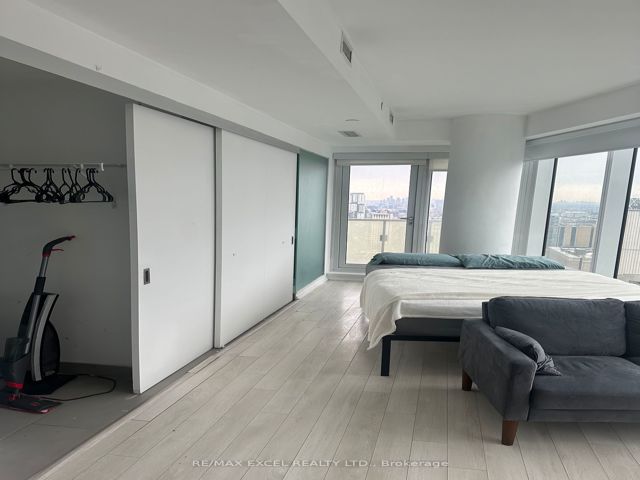 3212 - 197 Yonge St