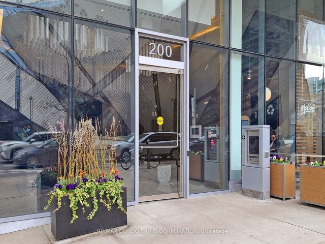2105 - 200 Bloor St W