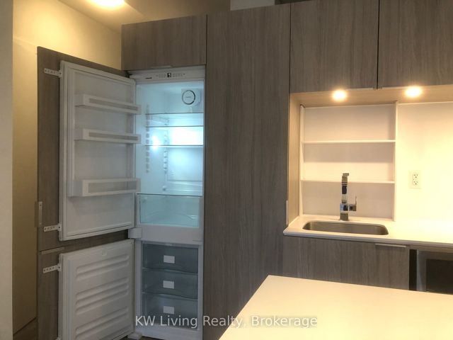 Ph03 - 77 Shuter St
