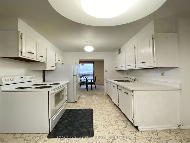 1215 - 350 Seneca Hill Dr