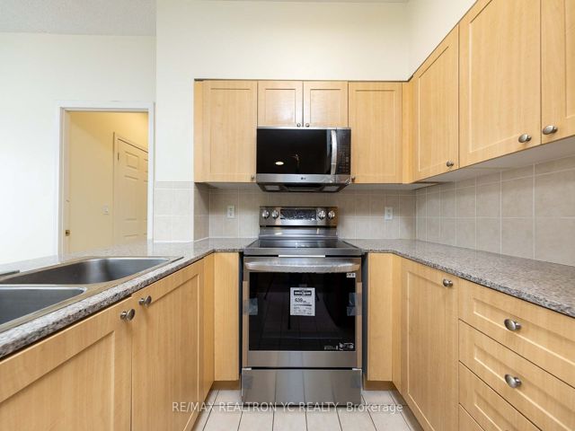 PH16 - 5940 Yonge St