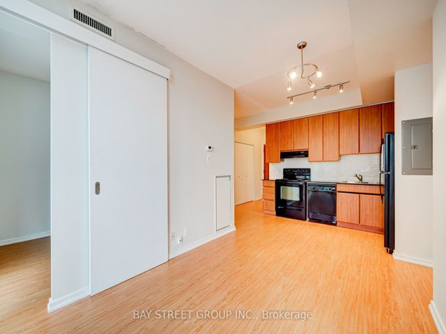1203 - 30 Canterbury Pl