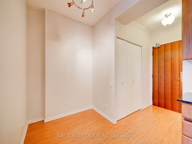 1203 - 30 Canterbury Pl