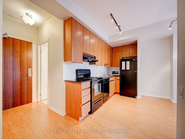 1203 - 30 Canterbury Pl