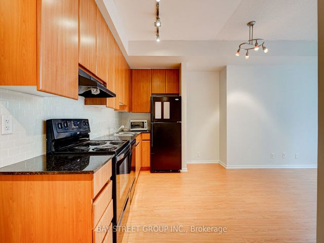1203 - 30 Canterbury Pl