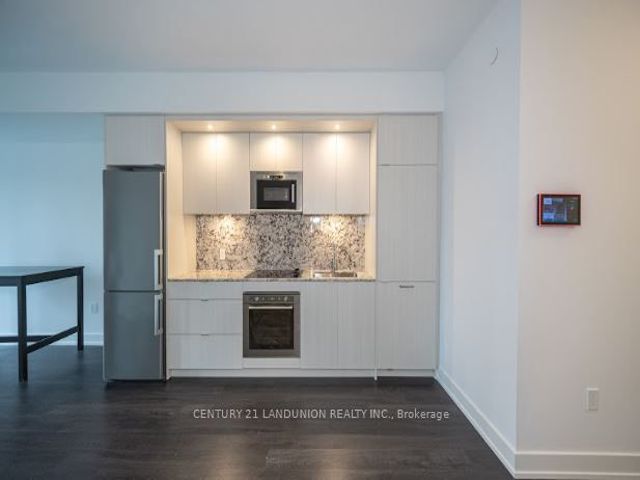 302 - 30 Inn On The Park Dr