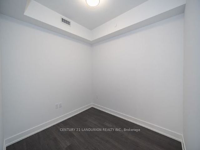 302 - 30 Inn On The Park Dr