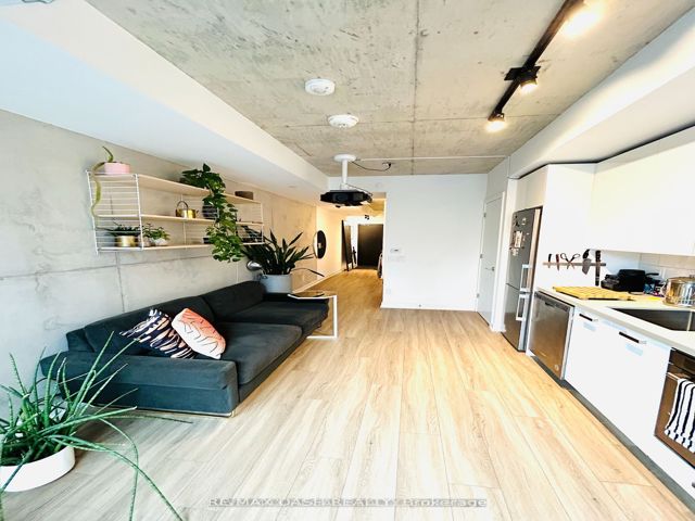 306 - 458 Richmond St W