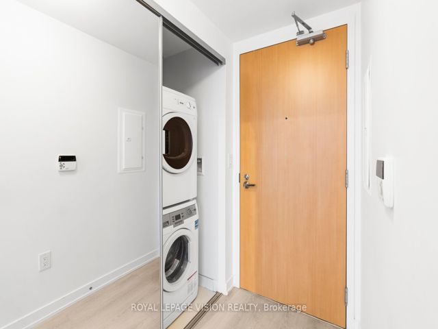 4712 - 11 Wellesley St W