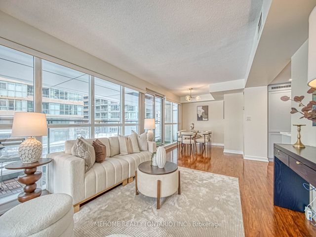 312 - 10 Capreol Crt